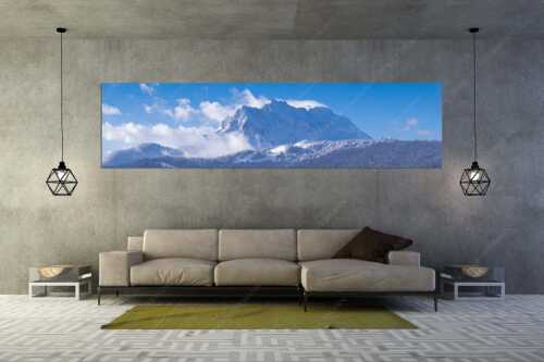 Nach Neuschneefällen präsentieren sich das Kranzberggebiet mit den hoch aufragenden Wettersteinwänden - Wetterstein-Rendezvous - Wandbild - Größe ca. 320x80cm, Seitenverhältnis 4:1 - Hoher Kranzberg mit Wettersteinspitzen - weitere Infos unter https://www.kriner-weiermann.de