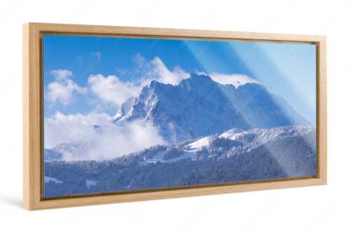 Nach Neuschneefällen präsentieren sich das Kranzberggebiet mit den hoch aufragenden Wettersteinwänden - Wetterstein-Rendezvous - Foto im Schattenfugen-Rahmen, Seitenverhältnis 2:1 - Hoher Kranzberg mit Wettersteinspitzen - weitere Infos unter https://www.kriner-weiermann.de