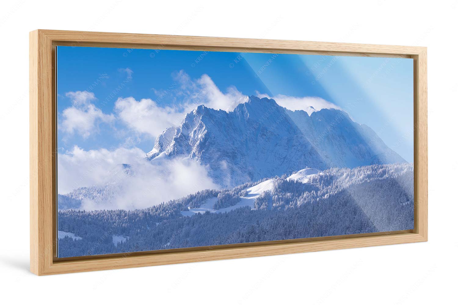 Nach Neuschneefällen präsentieren sich das Kranzberggebiet mit den hoch aufragenden Wettersteinwänden - Wetterstein-Rendezvous - Foto im Schattenfugen-Rahmen, Seitenverhältnis 2:1 - Hoher Kranzberg mit Wettersteinspitzen - weitere Infos unter https://www.kriner-weiermann.de