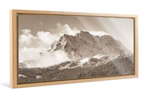 Nach Neuschneefällen präsentieren sich das Kranzberggebiet mit den hoch aufragenden Wettersteinwänden - Wetterstein-Rendezvous - Foto im Schattenfugen-Rahmen, Seitenverhältnis 2:1 - Hoher Kranzberg mit Wettersteinspitzen - weitere Infos unter https://www.kriner-weiermann.de