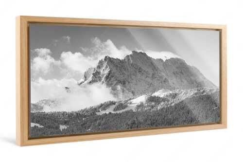 Nach Neuschneefällen präsentieren sich das Kranzberggebiet mit den hoch aufragenden Wettersteinwänden - Wetterstein-Rendezvous - Foto im Schattenfugen-Rahmen, Seitenverhältnis 2:1 - Hoher Kranzberg mit Wettersteinspitzen - weitere Infos unter https://www.kriner-weiermann.de