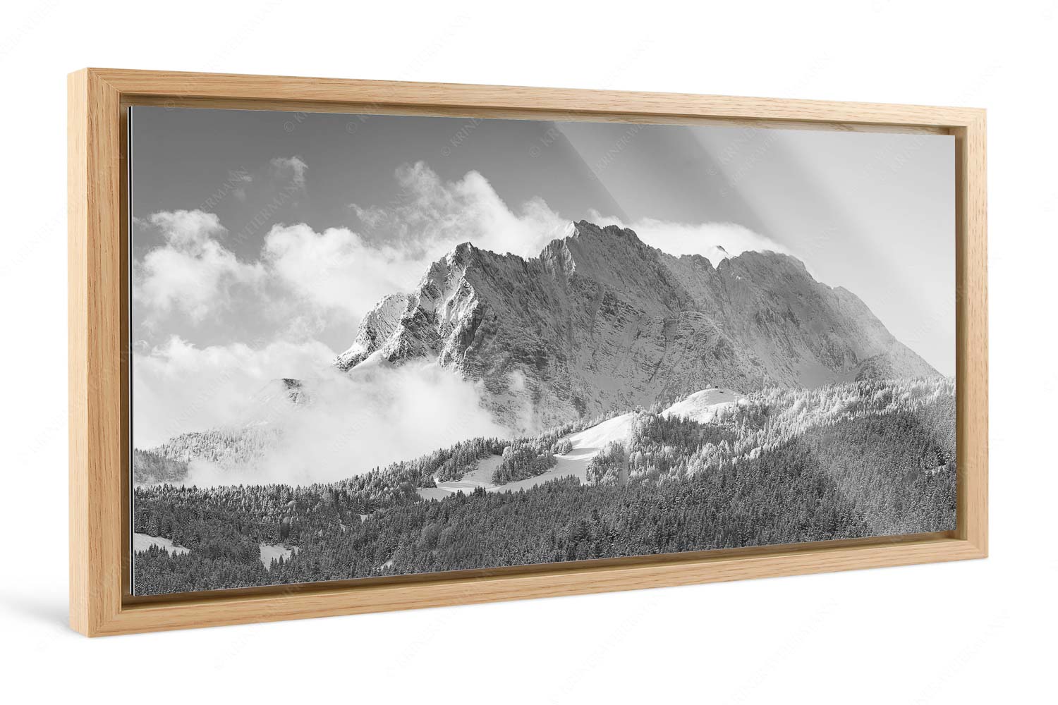 Wetterstein-Rendezvous – Foto im Schattenfugen-Rahmen, Seitenverhältnis 2:1 — Hoher Kranzberg mit Wettersteinspitzen Nach Neuschneefällen präsentieren sich das Kranzberggebiet mit den hoch aufragenden Wettersteinwänden - Wetterstein-Rendezvous - Foto im Schattenfugen-Rahmen, Seitenverhältnis 2:1 - Hoher Kranzberg mit Wettersteinspitzen - weitere Infos unter https://www.kriner-weiermann.de