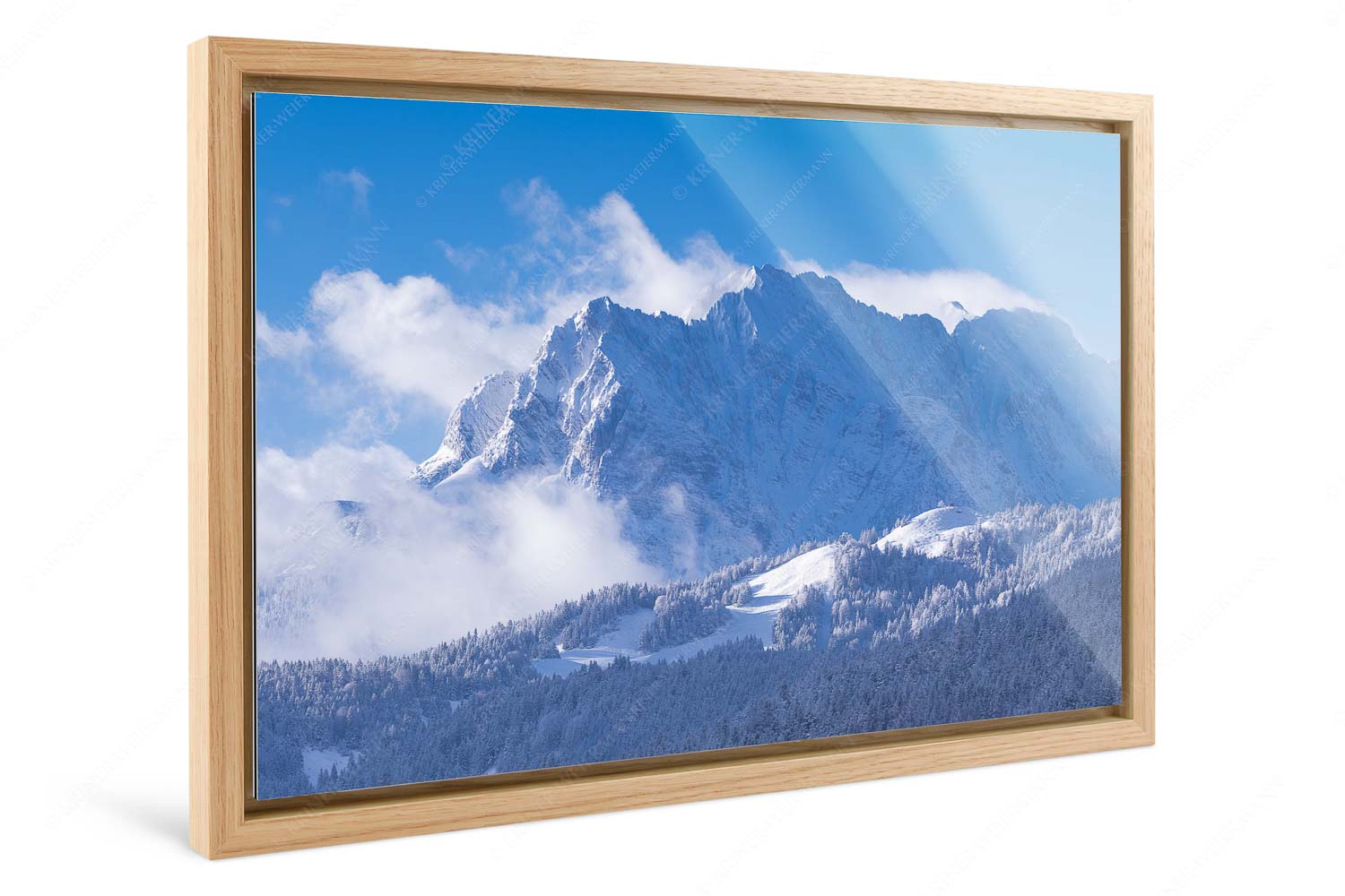 Wetterstein-Rendezvous – Foto im Schattenfugen-Rahmen, Seitenverhältnis 3:2 — Hoher Kranzberg mit Wettersteinspitzen Nach Neuschneefällen präsentieren sich das Kranzberggebiet mit den hoch aufragenden Wettersteinwänden - Wetterstein-Rendezvous - Foto im Schattenfugen-Rahmen, Seitenverhältnis 3:2 - Hoher Kranzberg mit Wettersteinspitzen - weitere Infos unter https://www.kriner-weiermann.de