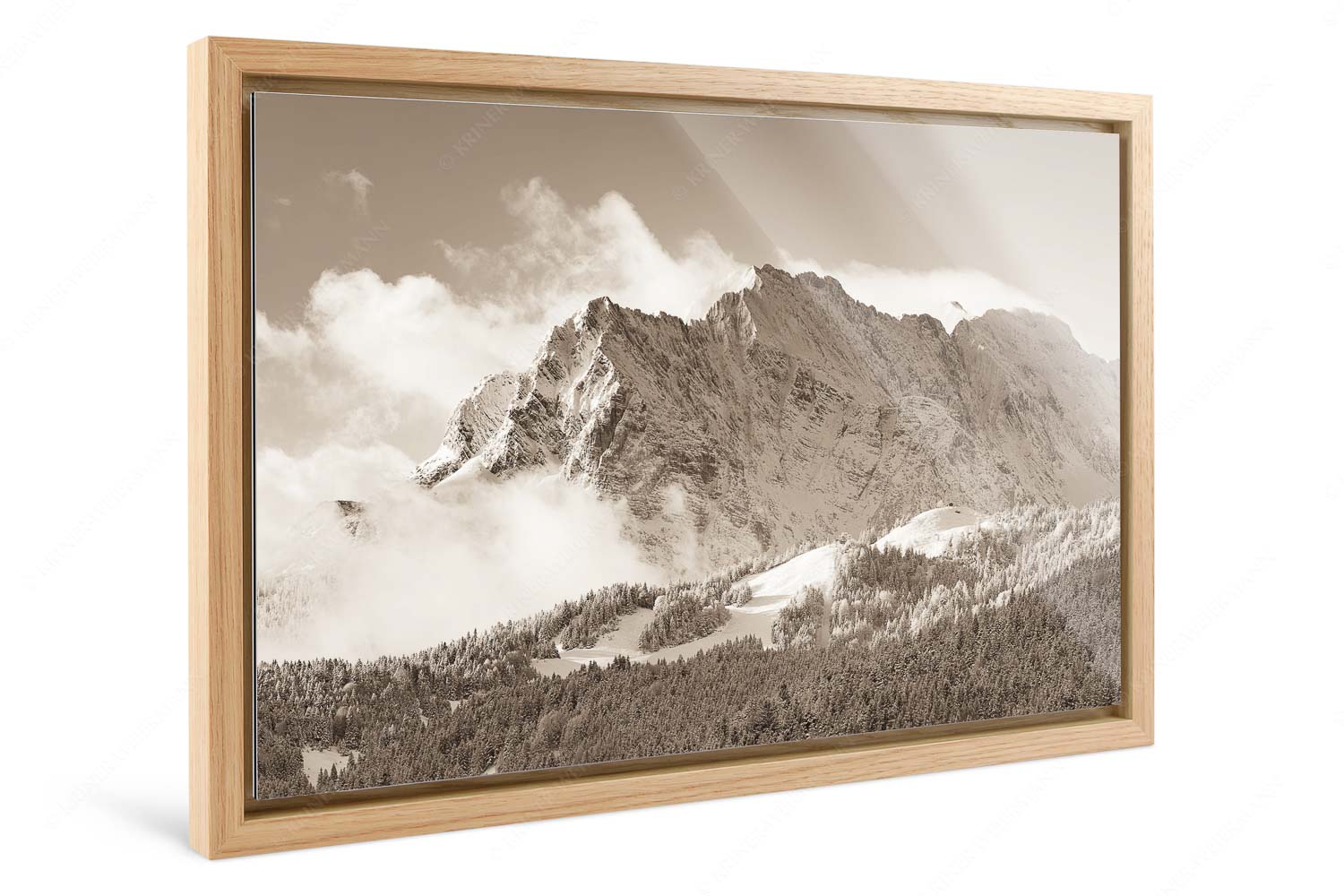 Wetterstein-Rendezvous – Foto im Schattenfugen-Rahmen, Seitenverhältnis 3:2 — Hoher Kranzberg mit Wettersteinspitzen Nach Neuschneefällen präsentieren sich das Kranzberggebiet mit den hoch aufragenden Wettersteinwänden - Wetterstein-Rendezvous - Foto im Schattenfugen-Rahmen, Seitenverhältnis 3:2 - Hoher Kranzberg mit Wettersteinspitzen - weitere Infos unter https://www.kriner-weiermann.de