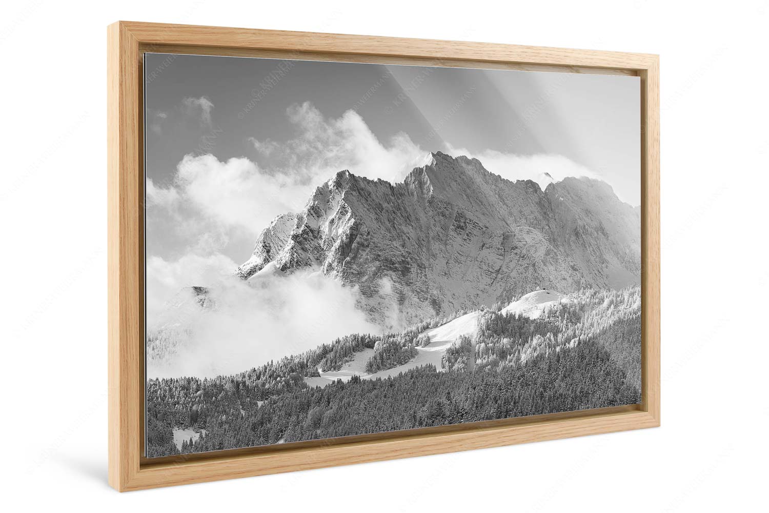 Wetterstein-Rendezvous – Foto im Schattenfugen-Rahmen, Seitenverhältnis 3:2 — Hoher Kranzberg mit Wettersteinspitzen Nach Neuschneefällen präsentieren sich das Kranzberggebiet mit den hoch aufragenden Wettersteinwänden - Wetterstein-Rendezvous - Foto im Schattenfugen-Rahmen, Seitenverhältnis 3:2 - Hoher Kranzberg mit Wettersteinspitzen - weitere Infos unter https://www.kriner-weiermann.de