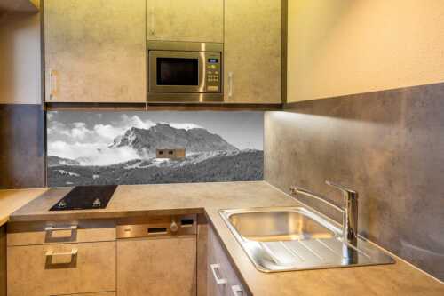 Nach Neuschneefällen präsentieren sich das Kranzberggebiet mit den hoch aufragenden Wettersteinwänden - Wetterstein-Rendezvous - Küchenrückwand - Größe ca. 150x60cm, Seitenverhältnis 2,5:1 - Hoher Kranzberg mit Wettersteinspitzen - weitere Infos unter https://www.kriner-weiermann.de