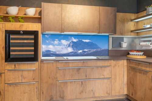 Nach Neuschneefällen präsentieren sich das Kranzberggebiet mit den hoch aufragenden Wettersteinwänden - Wetterstein-Rendezvous - Küchenrückwand - Größe ca. 180x60cm, Seitenverhältnis 3:1 - Hoher Kranzberg mit Wettersteinspitzen - weitere Infos unter https://www.kriner-weiermann.de