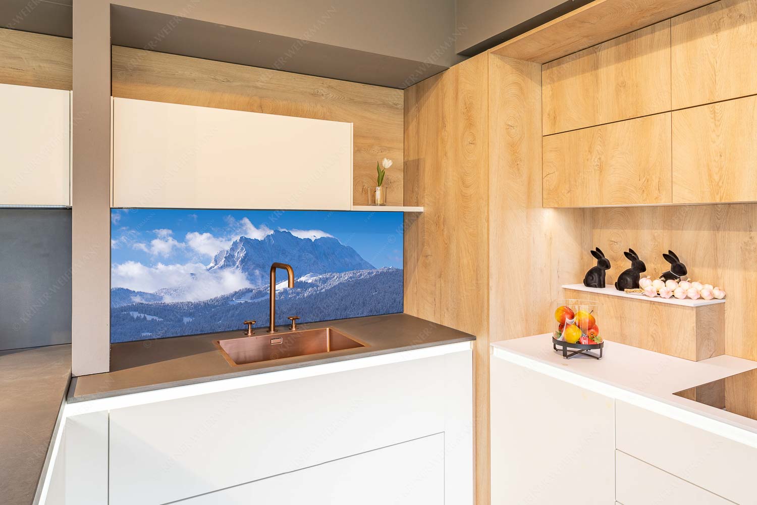 Wetterstein-Rendezvous – Küchenrückwand – Größe ca. 150x60cm, Seitenverhältnis 2,5:1 — Hoher Kranzberg mit Wettersteinspitzen Nach Neuschneefällen präsentieren sich das Kranzberggebiet mit den hoch aufragenden Wettersteinwänden - Wetterstein-Rendezvous - Küchenrückwand - Größe ca. 150x60cm, Seitenverhältnis 2,5:1 - Hoher Kranzberg mit Wettersteinspitzen - weitere Infos unter https://www.kriner-weiermann.de