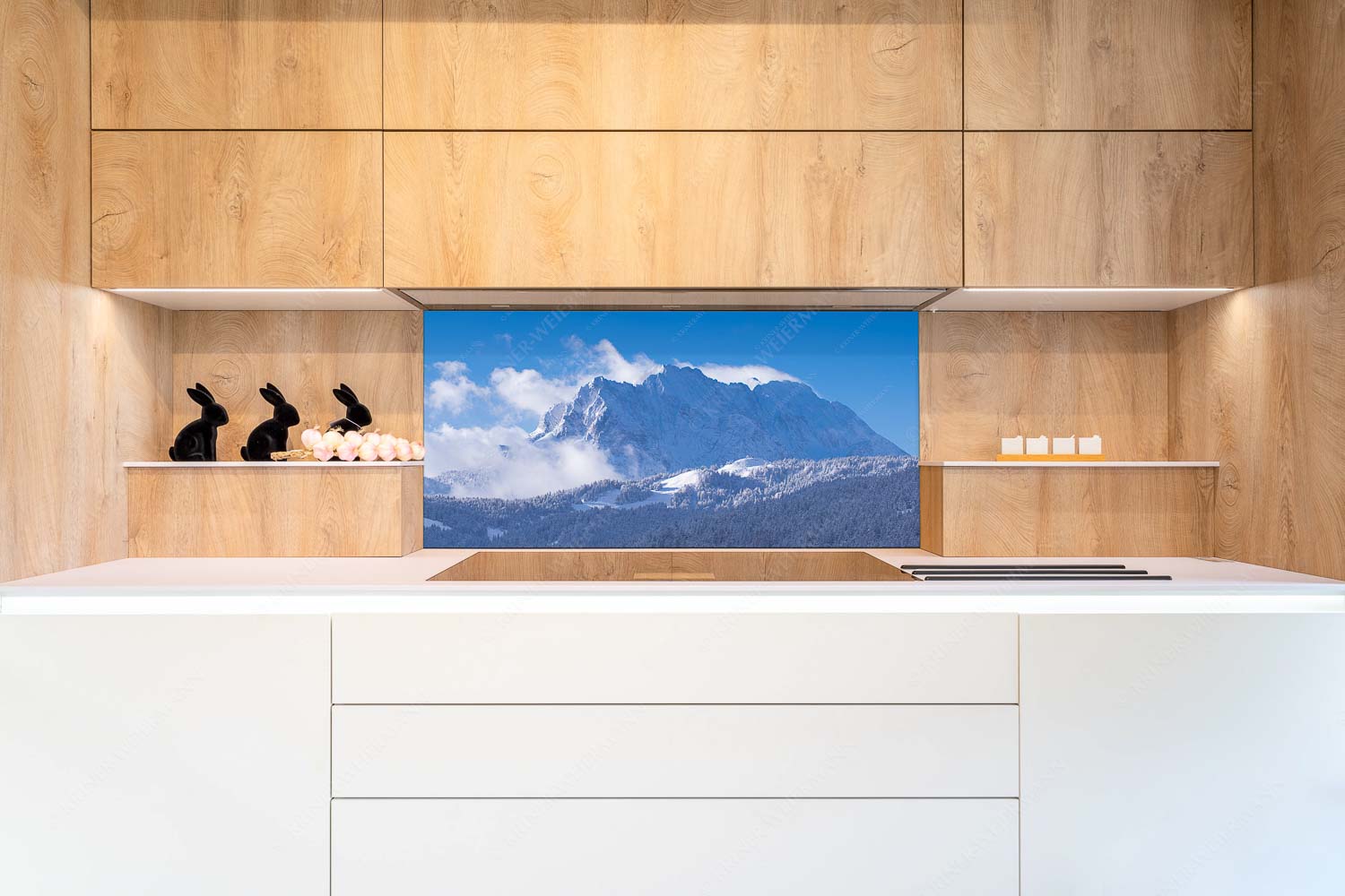 Wetterstein-Rendezvous – Küchenrückwand – Größe ca. 120x60cm, Seitenverhältnis 2:1 — Hoher Kranzberg mit Wettersteinspitzen Nach Neuschneefällen präsentieren sich das Kranzberggebiet mit den hoch aufragenden Wettersteinwänden - Wetterstein-Rendezvous - Küchenrückwand - Größe ca. 120x60cm, Seitenverhältnis 2:1 - Hoher Kranzberg mit Wettersteinspitzen - weitere Infos unter https://www.kriner-weiermann.de