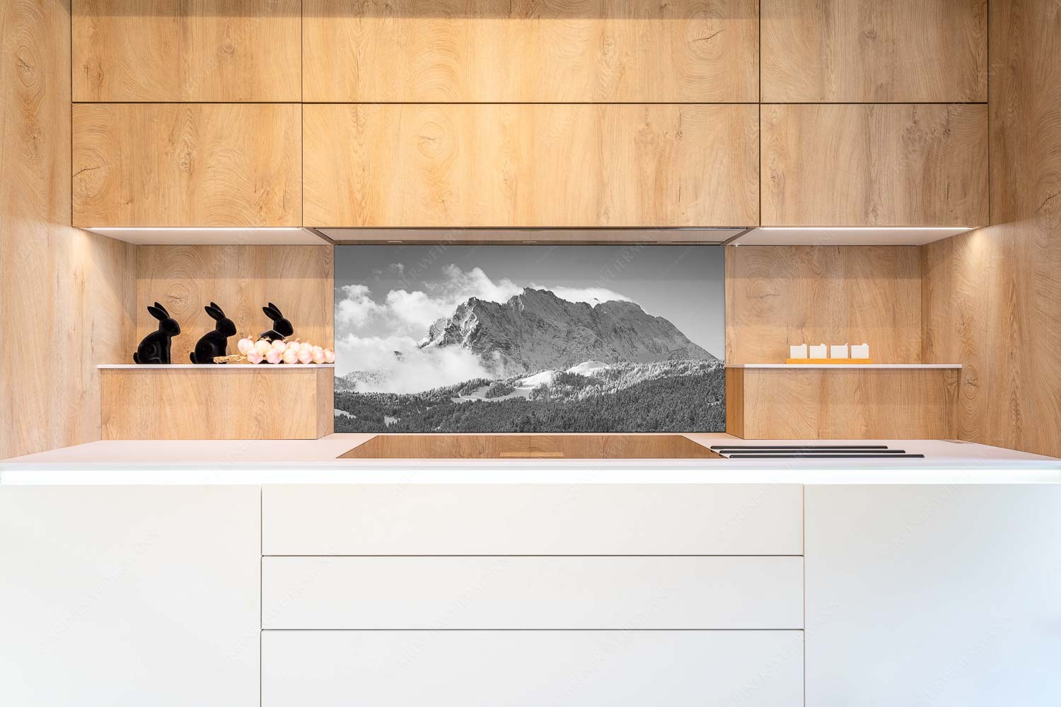 Wetterstein-Rendezvous – Küchenrückwand – Größe ca. 120x60cm, Seitenverhältnis 2:1 — Hoher Kranzberg mit Wettersteinspitzen Nach Neuschneefällen präsentieren sich das Kranzberggebiet mit den hoch aufragenden Wettersteinwänden - Wetterstein-Rendezvous - Küchenrückwand - Größe ca. 120x60cm, Seitenverhältnis 2:1 - Hoher Kranzberg mit Wettersteinspitzen - weitere Infos unter https://www.kriner-weiermann.de