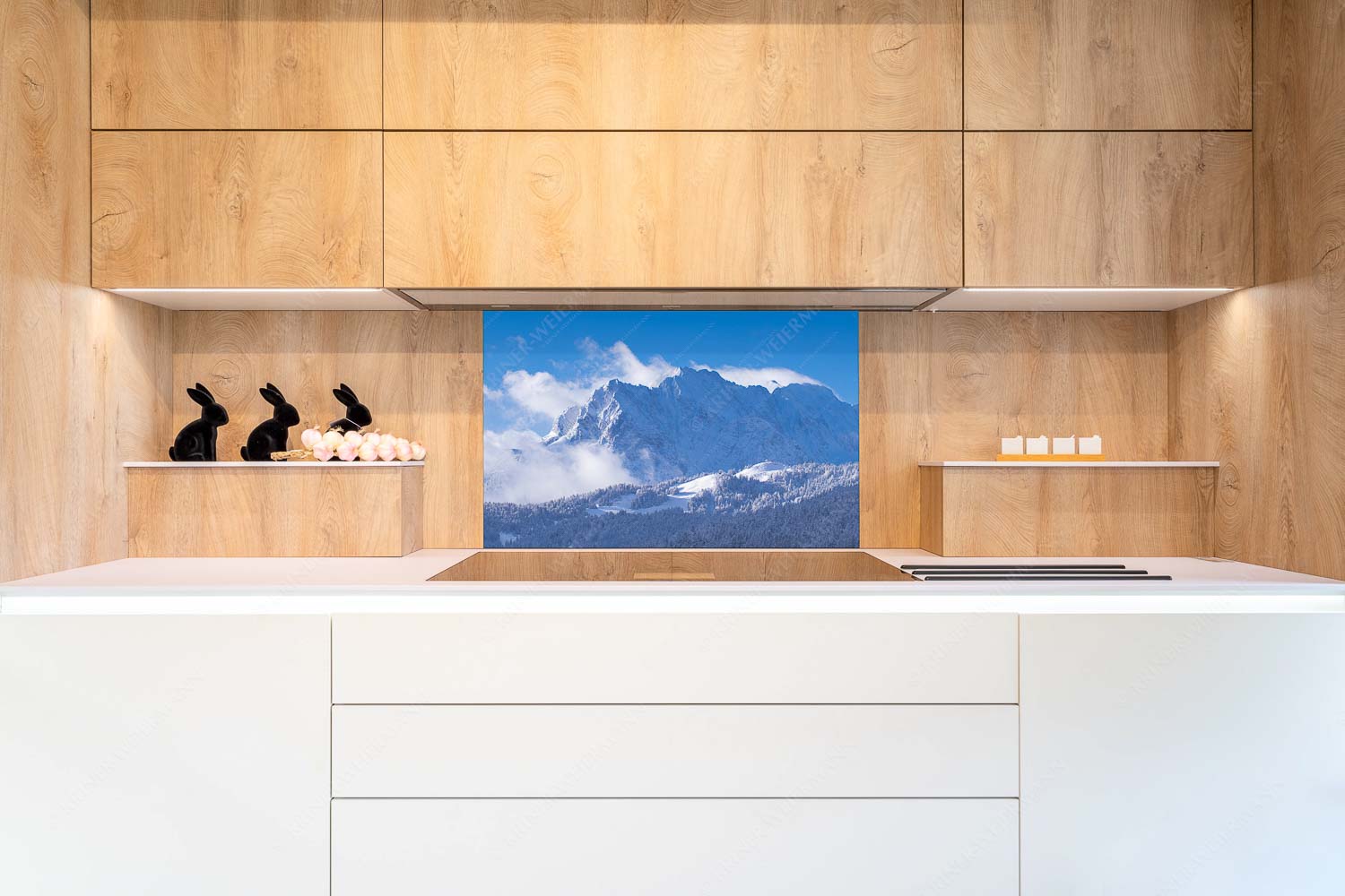 Wetterstein-Rendezvous – Küchenspiegel – Größe ca. 90x60cm, Seitenverhältnis 3:2 — Hoher Kranzberg mit Wettersteinspitzen Nach Neuschneefällen präsentieren sich das Kranzberggebiet mit den hoch aufragenden Wettersteinwänden - Wetterstein-Rendezvous - Küchenspiegel - Größe ca. 90x60cm, Seitenverhältnis 3:2 - Hoher Kranzberg mit Wettersteinspitzen - weitere Infos unter https://www.kriner-weiermann.de