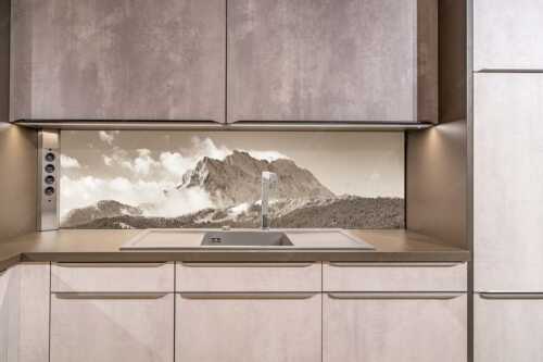 Nach Neuschneefällen präsentieren sich das Kranzberggebiet mit den hoch aufragenden Wettersteinwänden - Wetterstein-Rendezvous - Küchenrückwand - Größe ca. 200x50cm, Seitenverhältnis ca: 4:1 - Hoher Kranzberg mit Wettersteinspitzen - weitere Infos unter https://www.kriner-weiermann.de