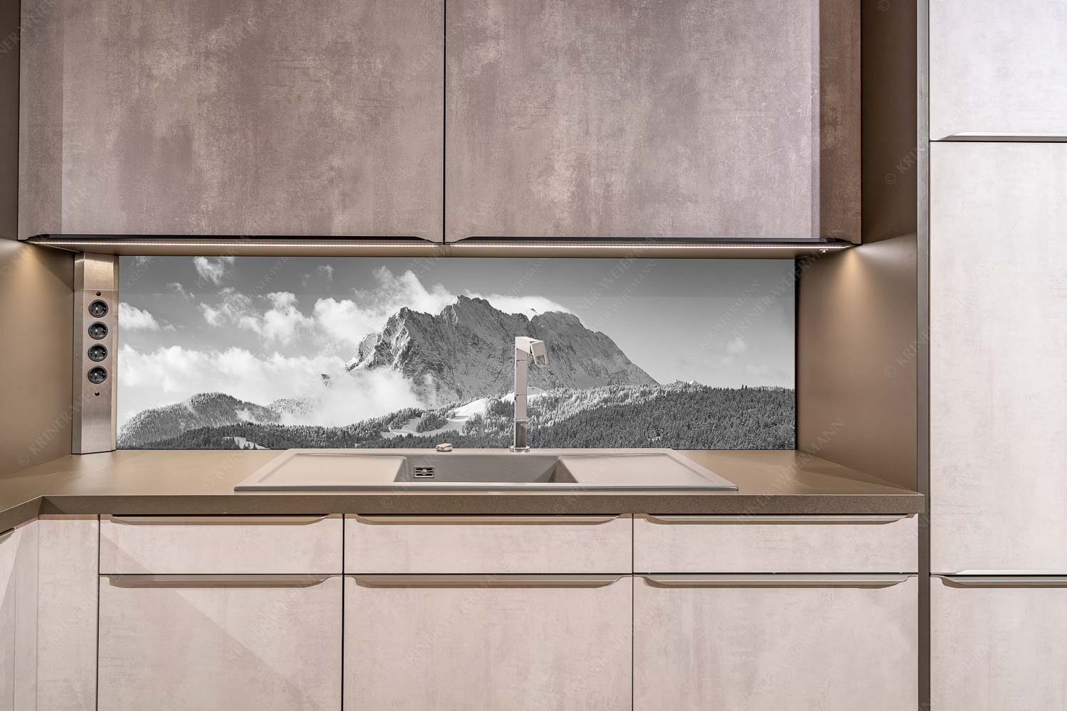 Wetterstein-Rendezvous – Küchenrückwand – Größe ca. 200x50cm, Seitenverhältnis ca: 4:1 — Hoher Kranzberg mit Wettersteinspitzen Nach Neuschneefällen präsentieren sich das Kranzberggebiet mit den hoch aufragenden Wettersteinwänden - Wetterstein-Rendezvous - Küchenrückwand - Größe ca. 200x50cm, Seitenverhältnis ca: 4:1 - Hoher Kranzberg mit Wettersteinspitzen - weitere Infos unter https://www.kriner-weiermann.de