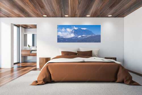 Nach Neuschneefällen präsentieren sich das Kranzberggebiet mit den hoch aufragenden Wettersteinwänden - Wetterstein-Rendezvous - Wandbild - Größe ca. 200x80cm, Seitenverhältnis 2,5:1 - Hoher Kranzberg mit Wettersteinspitzen - weitere Infos unter https://www.kriner-weiermann.de