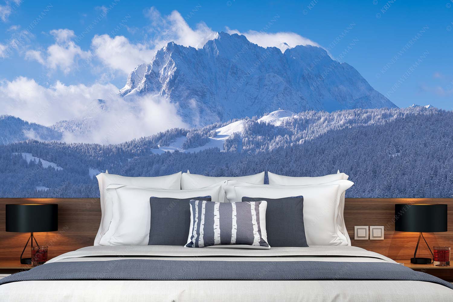 Wetterstein-Rendezvous – Fototapete – Größe ca. 350x140cm, Seitenverhältnis 2,5:1 — Hoher Kranzberg mit Wettersteinspitzen Nach Neuschneefällen präsentieren sich das Kranzberggebiet mit den hoch aufragenden Wettersteinwänden - Wetterstein-Rendezvous - Fototapete - Größe ca. 350x140cm, Seitenverhältnis 2,5:1 - Hoher Kranzberg mit Wettersteinspitzen - weitere Infos unter https://www.kriner-weiermann.de