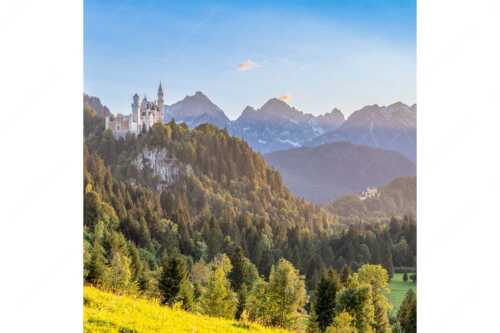 Schloss Neuschwanstein und Schloss Hohenschwangau bei Sonnenuntergang - Königliche Landschaft - Seitenverhältnis 1:1 - Schloss Neuschwanstein - weitere Infos unter https://www.kriner-weiermann.de