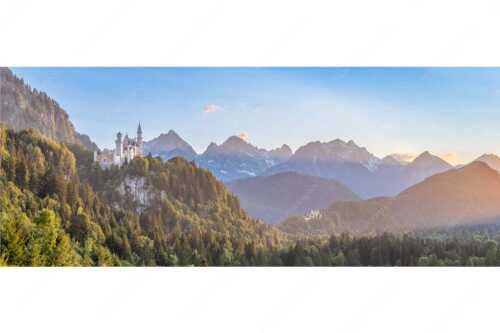 Schloss Neuschwanstein und Schloss Hohenschwangau bei Sonnenuntergang - Königliche Landschaft - Seitenverhältnis 2,5:1 - Schloss Neuschwanstein - weitere Infos unter https://www.kriner-weiermann.de