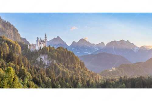 Schloss Neuschwanstein und Schloss Hohenschwangau bei Sonnenuntergang - Königliche Landschaft - Seitenverhältnis 2:1 - Schloss Neuschwanstein - weitere Infos unter https://www.kriner-weiermann.de