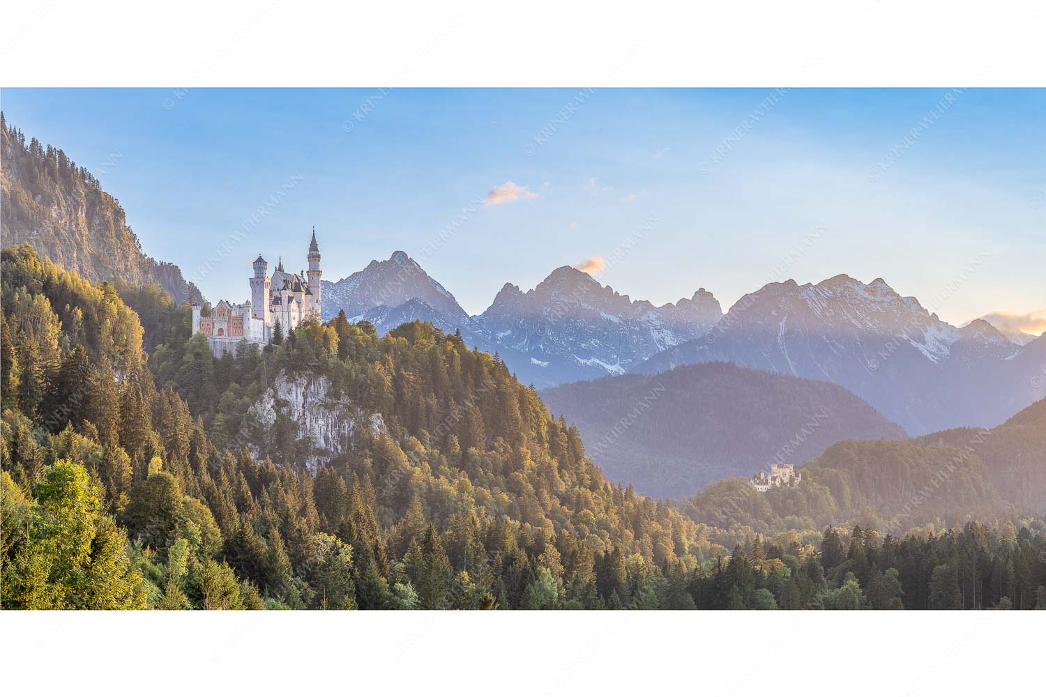Schloss Neuschwanstein und Schloss Hohenschwangau bei Sonnenuntergang - Königliche Landschaft - Seitenverhältnis 2:1 - Schloss Neuschwanstein - weitere Infos unter https://www.kriner-weiermann.de
