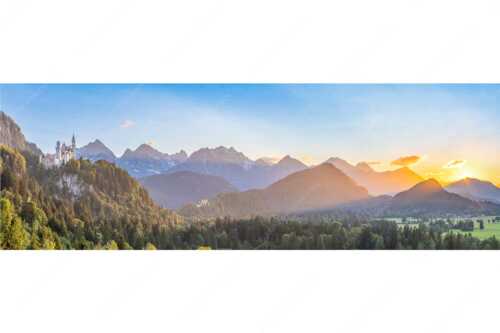 Schloss Neuschwanstein und Schloss Hohenschwangau bei Sonnenuntergang - Königliche Landschaft - Seitenverhältnis 3:1 - Schloss Neuschwanstein - weitere Infos unter https://www.kriner-weiermann.de
