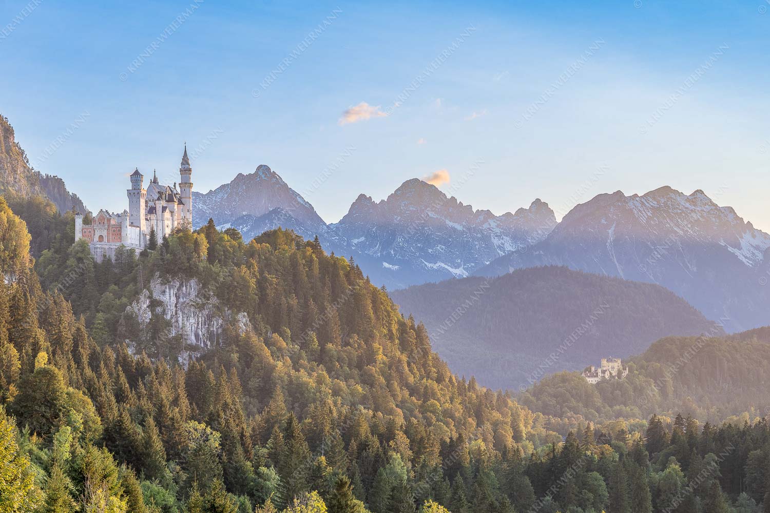 Schloss Neuschwanstein und Schloss Hohenschwangau bei Sonnenuntergang - Königliche Landschaft - Seitenverhältnis 3:2 - Schloss Neuschwanstein - weitere Infos unter https://www.kriner-weiermann.de