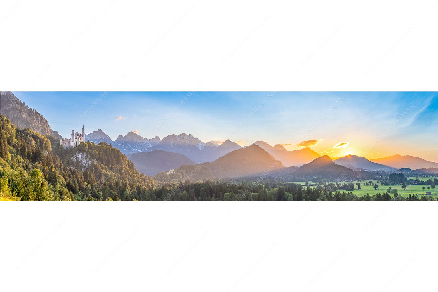 Schloss Neuschwanstein und Schloss Hohenschwangau bei Sonnenuntergang - Königliche Landschaft - Seitenverhältnis 4:1 - Schloss Neuschwanstein - weitere Infos unter https://www.kriner-weiermann.de