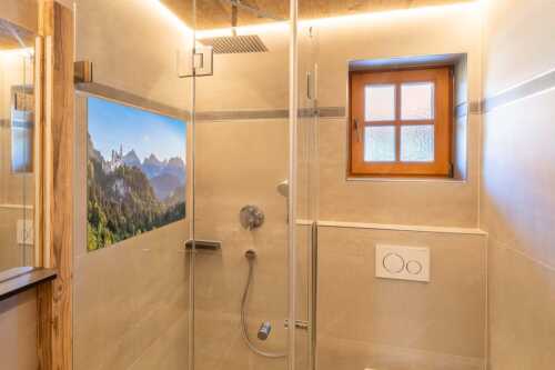 Schloss Neuschwanstein und Schloss Hohenschwangau bei Sonnenuntergang - Königliche Landschaft - Glasbild - Größe ca. 120x80cm, Seitenverhältnis 3:2 - Schloss Neuschwanstein - weitere Infos unter https://www.kriner-weiermann.de