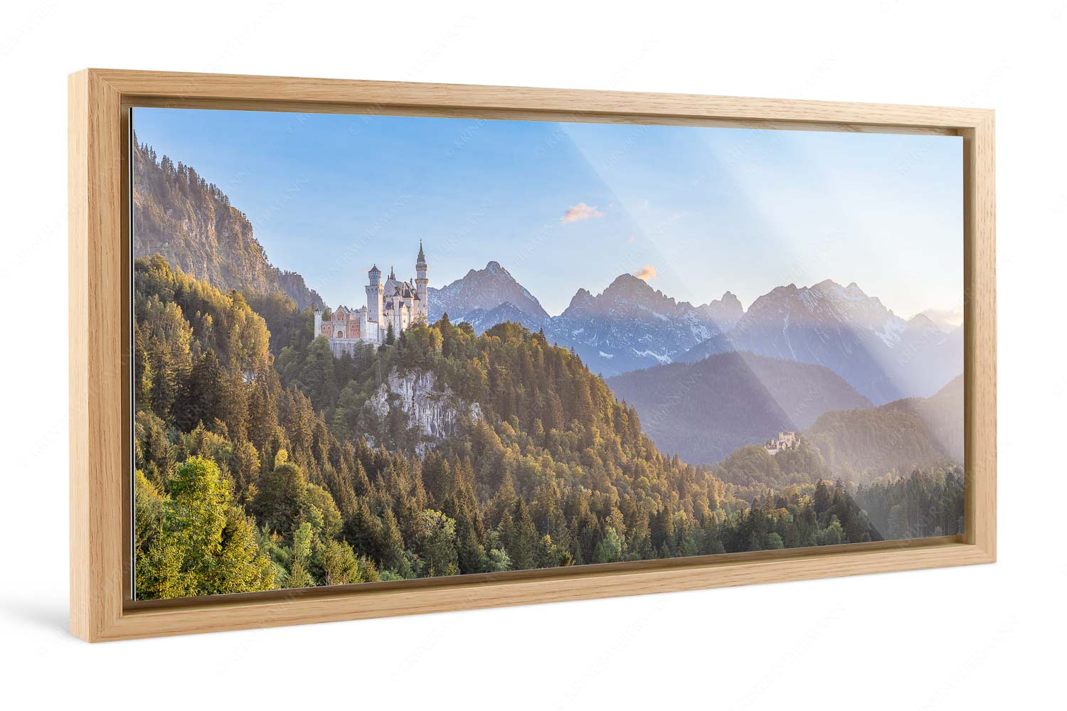 Königliche Landschaft – Foto im Schattenfugen-Rahmen, Seitenverhältnis 2:1 — Schloss Neuschwanstein Schloss Neuschwanstein und Schloss Hohenschwangau bei Sonnenuntergang - Königliche Landschaft - Foto im Schattenfugen-Rahmen, Seitenverhältnis 2:1 - Schloss Neuschwanstein - weitere Infos unter https://www.kriner-weiermann.de