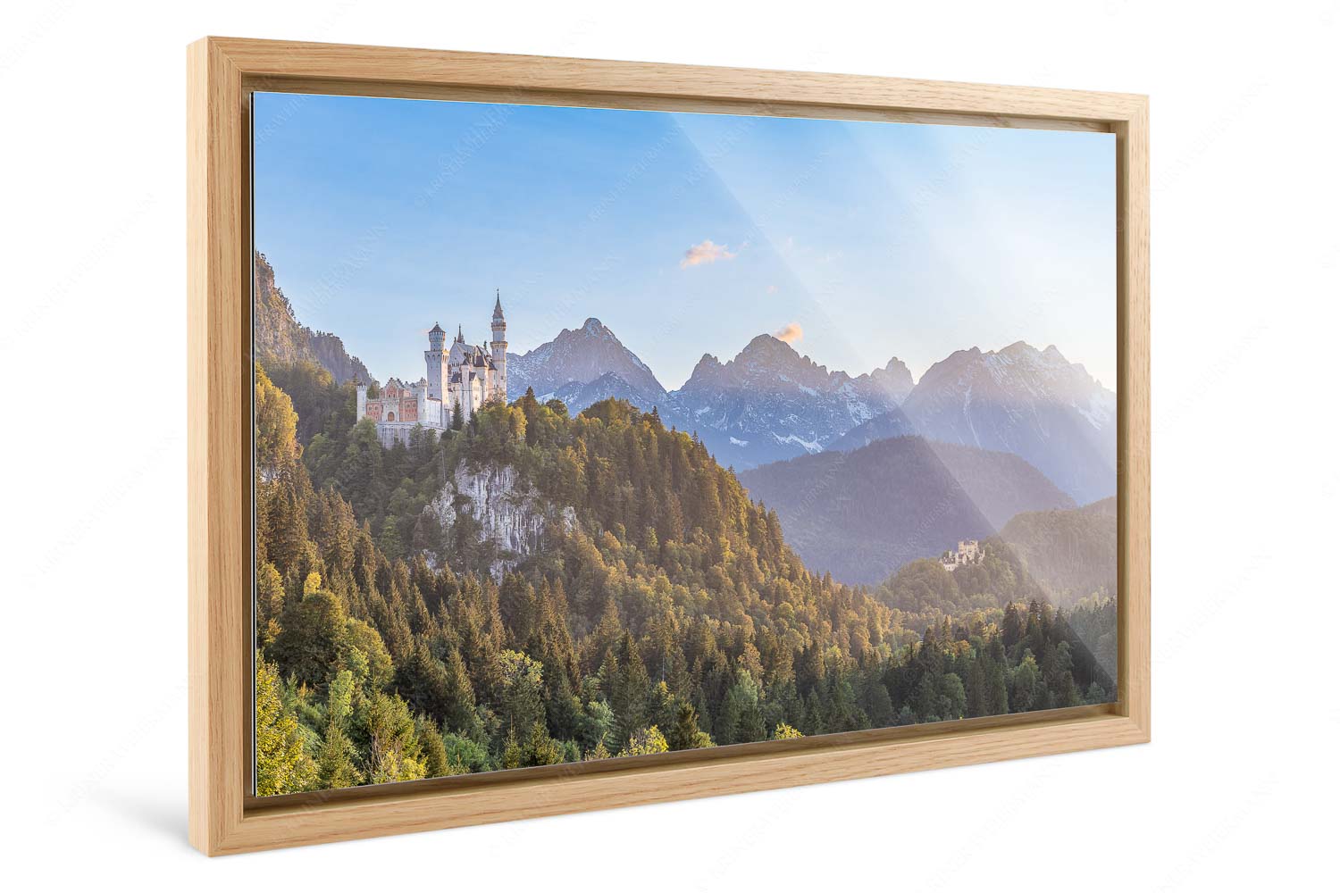 Königliche Landschaft – Foto im Schattenfugen-Rahmen, Seitenverhältnis 3:2 — Schloss Neuschwanstein Schloss Neuschwanstein und Schloss Hohenschwangau bei Sonnenuntergang - Königliche Landschaft - Foto im Schattenfugen-Rahmen, Seitenverhältnis 3:2 - Schloss Neuschwanstein - weitere Infos unter https://www.kriner-weiermann.de