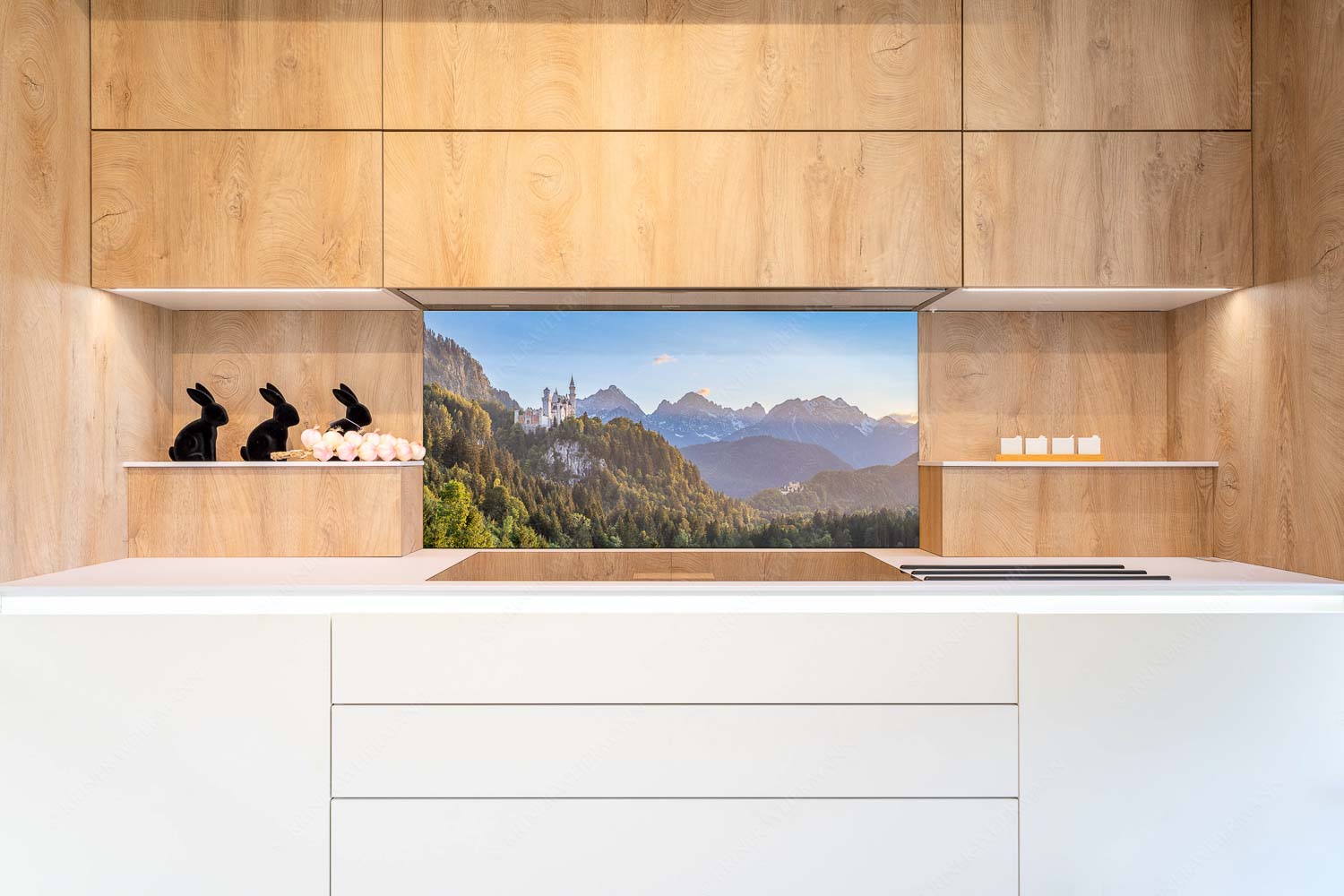 Königliche Landschaft – Küchenrückwand – Größe ca. 120x60cm, Seitenverhältnis 2:1 — Schloss Neuschwanstein Schloss Neuschwanstein und Schloss Hohenschwangau bei Sonnenuntergang - Königliche Landschaft - Küchenrückwand - Größe ca. 120x60cm, Seitenverhältnis 2:1 - Schloss Neuschwanstein - weitere Infos unter https://www.kriner-weiermann.de