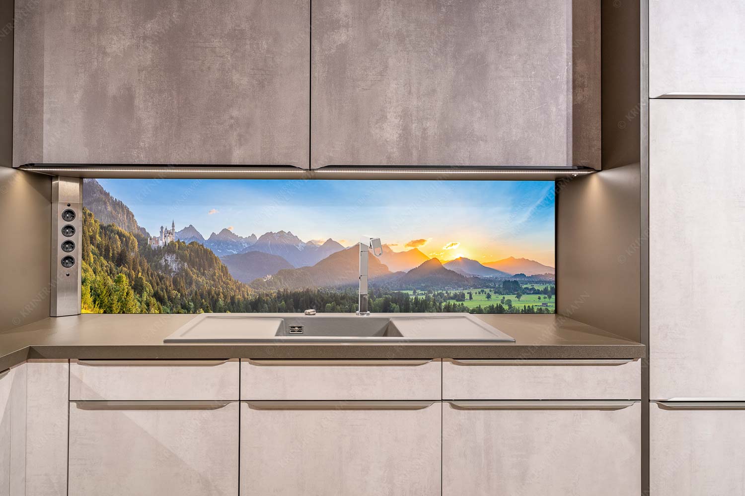 Königliche Landschaft – Küchenrückwand – Größe ca. 200x50cm, Seitenverhältnis ca: 4:1 — Schloss Neuschwanstein Schloss Neuschwanstein und Schloss Hohenschwangau bei Sonnenuntergang - Königliche Landschaft - Küchenrückwand - Größe ca. 200x50cm, Seitenverhältnis ca: 4:1 - Schloss Neuschwanstein - weitere Infos unter https://www.kriner-weiermann.de