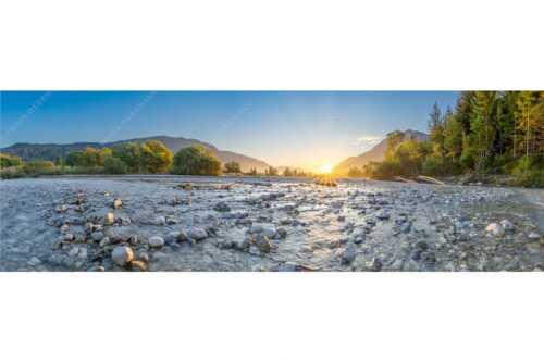 Blick über das Flussbett der Isar in den Sonnenaufgang am Karwendel - Rolling Stones - Seitenverhältnis 3:1 - Isar Flussbett - weitere Infos unter https://www.kriner-weiermann.de