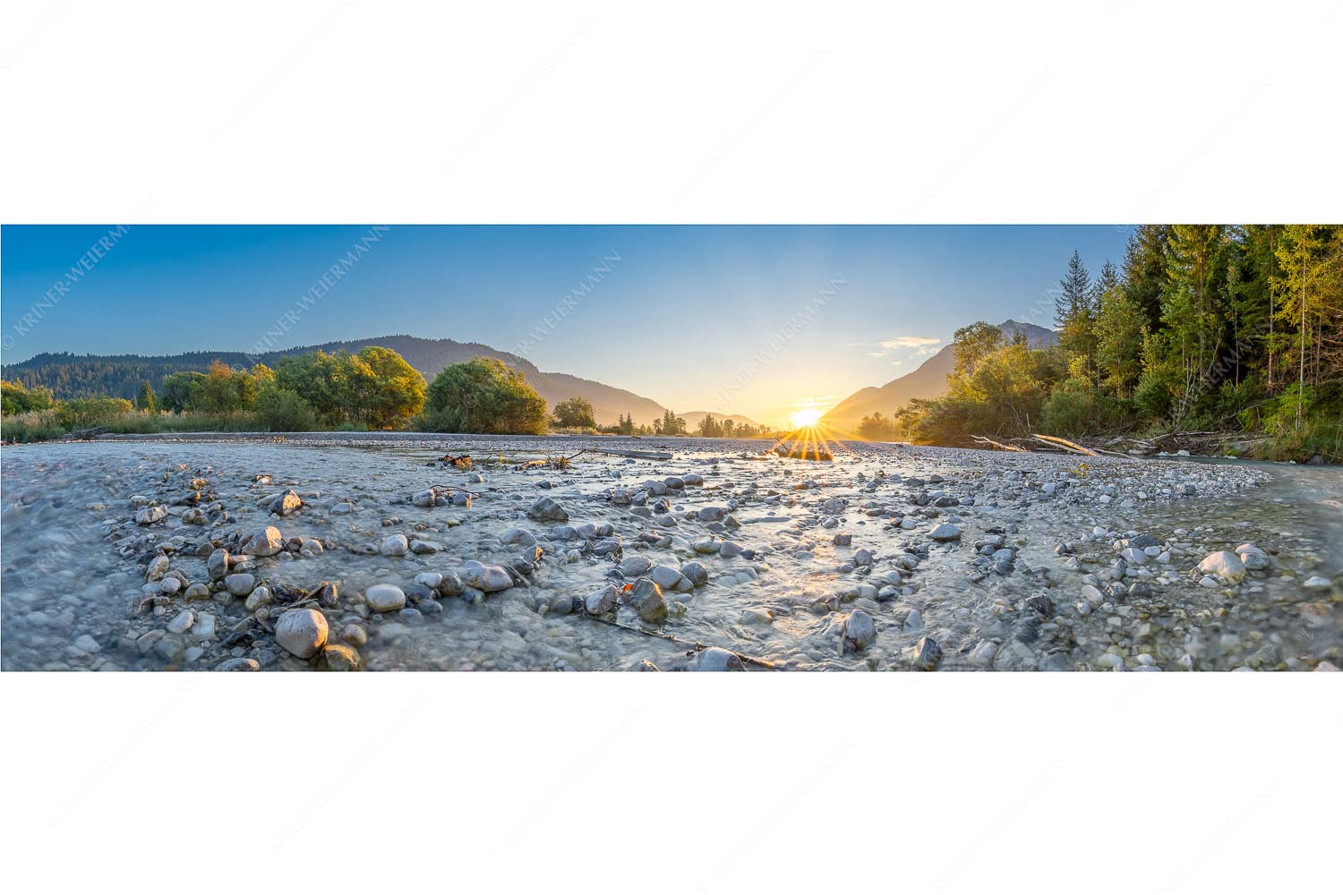 Rolling Stones – Seitenverhältnis 3:1 — Isar Flussbett Blick über das Flussbett der Isar in den Sonnenaufgang am Karwendel