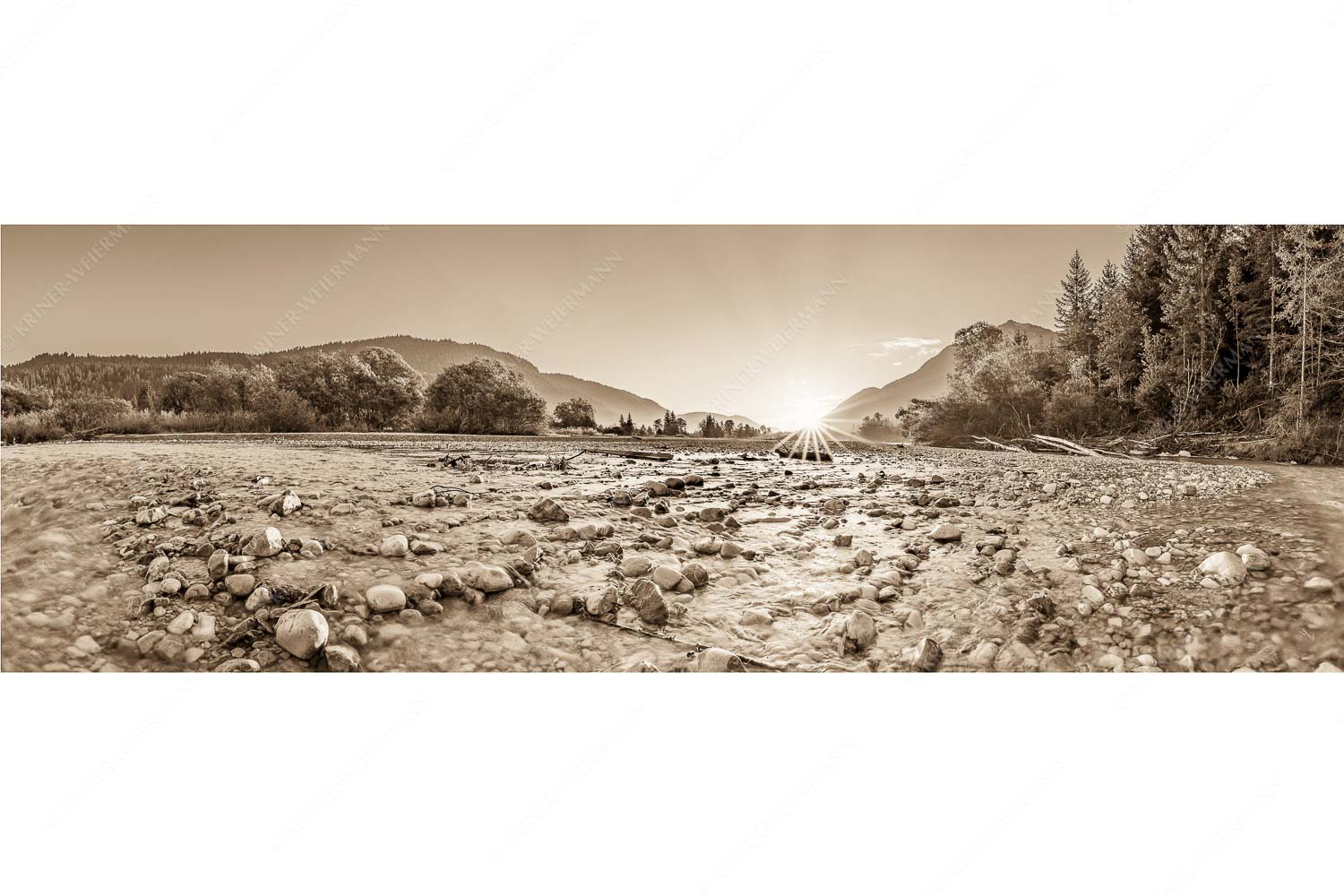 Blick über das Flussbett der Isar in den Sonnenaufgang am Karwendel - Rolling Stones - Seitenverhältnis 3:1 - Isar Flussbett - weitere Infos unter https://www.kriner-weiermann.de