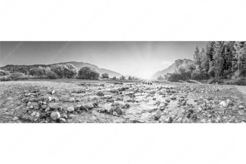 Blick über das Flussbett der Isar in den Sonnenaufgang am Karwendel - Rolling Stones - Seitenverhältnis 3:1 - Isar Flussbett - weitere Infos unter https://www.kriner-weiermann.de