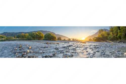 Blick über das Flussbett der Isar in den Sonnenaufgang am Karwendel - Rolling Stones - Seitenverhältnis 4:1 - Isar Flussbett - weitere Infos unter https://www.kriner-weiermann.de