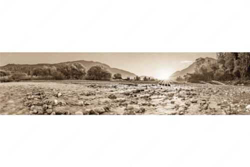 Blick über das Flussbett der Isar in den Sonnenaufgang am Karwendel - Rolling Stones - Seitenverhältnis 4:1 - Isar Flussbett - weitere Infos unter https://www.kriner-weiermann.de