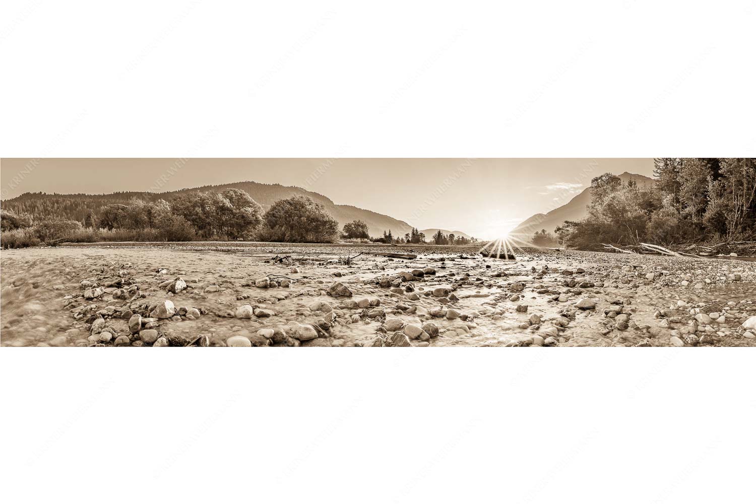 Blick über das Flussbett der Isar in den Sonnenaufgang am Karwendel - Rolling Stones - Seitenverhältnis 4:1 - Isar Flussbett - weitere Infos unter https://www.kriner-weiermann.de