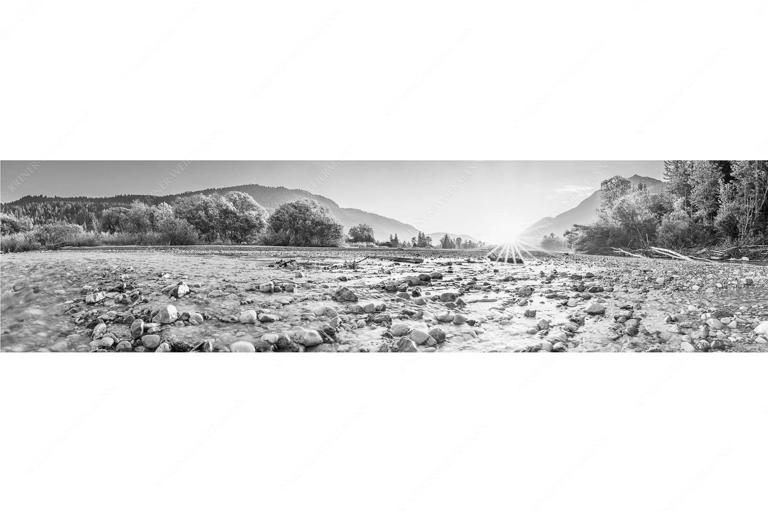 Blick über das Flussbett der Isar in den Sonnenaufgang am Karwendel - Rolling Stones - Seitenverhältnis 4:1 - Isar Flussbett - weitere Infos unter https://www.kriner-weiermann.de