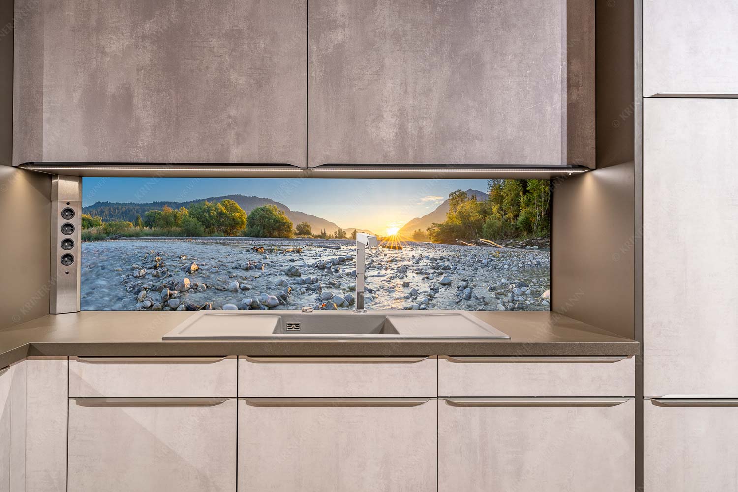 Rolling Stones – Küchenrückwand – Größe ca. 200x50cm, Seitenverhältnis ca: 4:1 — Isar Flussbett Blick über das Flussbett der Isar in den Sonnenaufgang am Karwendel - Rolling Stones - Küchenrückwand - Größe ca. 200x50cm, Seitenverhältnis ca: 4:1 - Isar Flussbett - weitere Infos unter https://www.kriner-weiermann.de