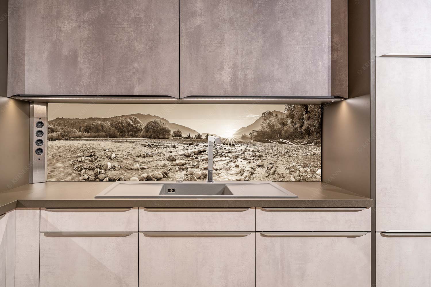 Rolling Stones – Küchenrückwand – Größe ca. 200x50cm, Seitenverhältnis ca: 4:1 — Isar Flussbett Blick über das Flussbett der Isar in den Sonnenaufgang am Karwendel - Rolling Stones - Küchenrückwand - Größe ca. 200x50cm, Seitenverhältnis ca: 4:1 - Isar Flussbett - weitere Infos unter https://www.kriner-weiermann.de