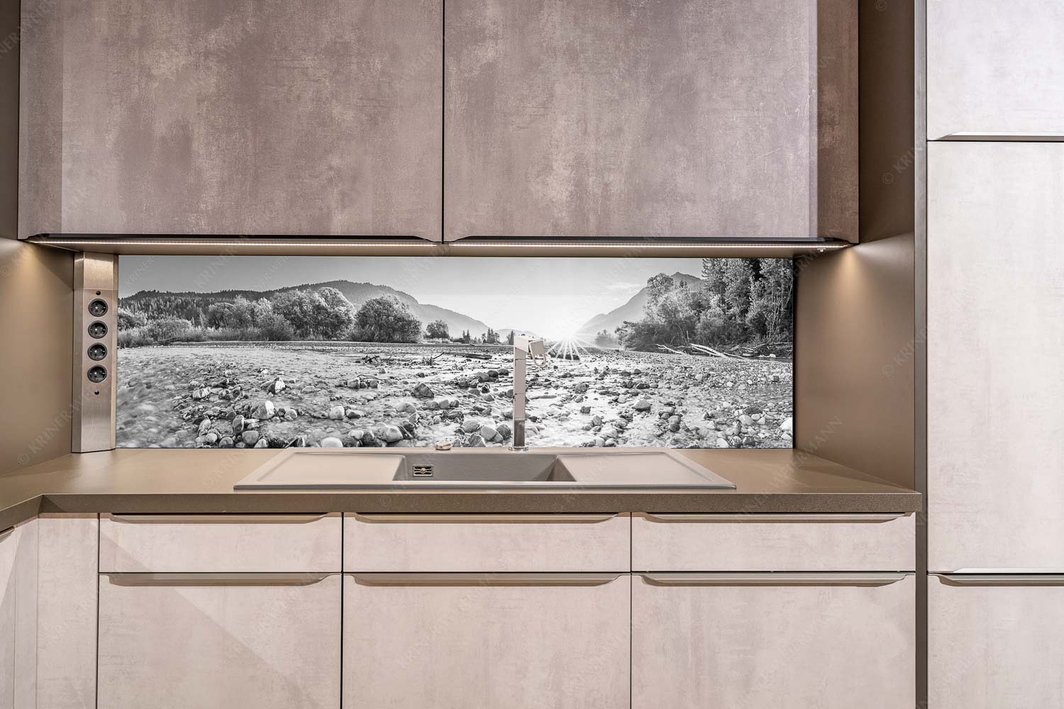 Rolling Stones – Küchenrückwand – Größe ca. 200x50cm, Seitenverhältnis ca: 4:1 — Isar Flussbett Blick über das Flussbett der Isar in den Sonnenaufgang am Karwendel - Rolling Stones - Küchenrückwand - Größe ca. 200x50cm, Seitenverhältnis ca: 4:1 - Isar Flussbett - weitere Infos unter https://www.kriner-weiermann.de