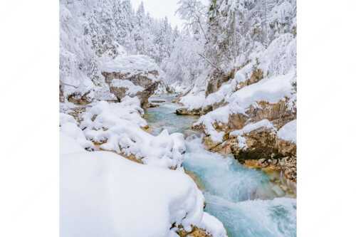 Der verschneite Rissbach zwischen Vorder- und Hinterriß - Stein der Weisen - Seitenverhältnis 1:1 - Rissbach im Karwendel - weitere Infos unter https://www.kriner-weiermann.de