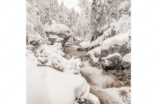 Der verschneite Rissbach zwischen Vorder- und Hinterriß - Stein der Weisen - Seitenverhältnis 1:1 - Rissbach im Karwendel - weitere Infos unter https://www.kriner-weiermann.de