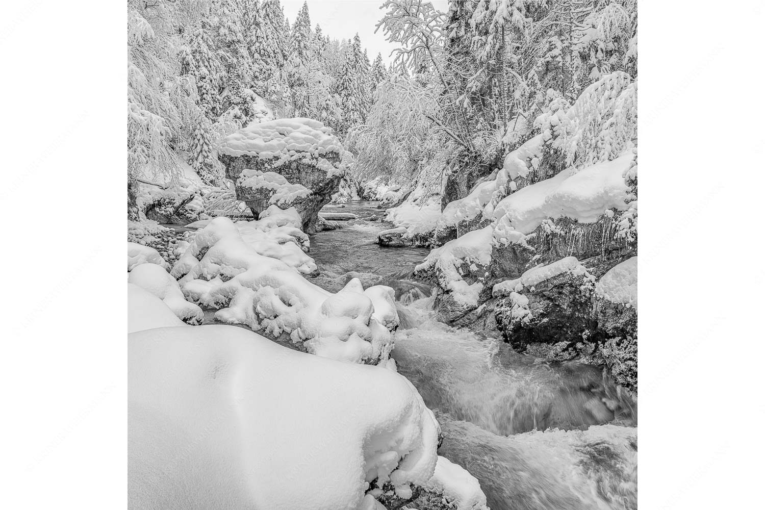 Stein der Weisen – Seitenverhältnis 1:1 — Rissbach im Karwendel Der verschneite Rissbach zwischen Vorder- und Hinterriß