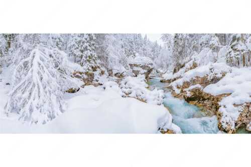 Der verschneite Rissbach zwischen Vorder- und Hinterriß - Stein der Weisen - Seitenverhältnis 2,5:1 - Rissbach im Karwendel - weitere Infos unter https://www.kriner-weiermann.de