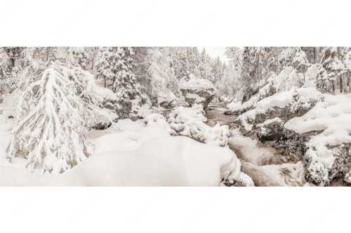 Der verschneite Rissbach zwischen Vorder- und Hinterriß - Stein der Weisen - Seitenverhältnis 2,5:1 - Rissbach im Karwendel - weitere Infos unter https://www.kriner-weiermann.de