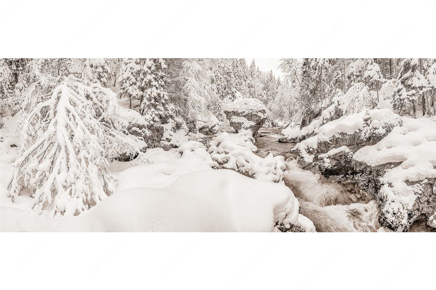 Der verschneite Rissbach zwischen Vorder- und Hinterriß - Stein der Weisen - Seitenverhältnis 2,5:1 - Rissbach im Karwendel - weitere Infos unter https://www.kriner-weiermann.de