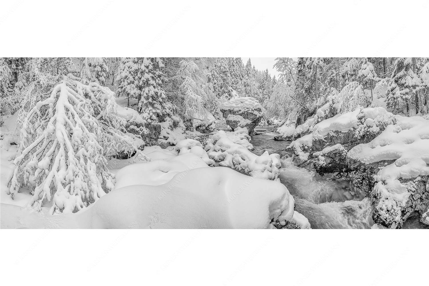 Der verschneite Rissbach zwischen Vorder- und Hinterriß - Stein der Weisen - Seitenverhältnis 2,5:1 - Rissbach im Karwendel - weitere Infos unter https://www.kriner-weiermann.de