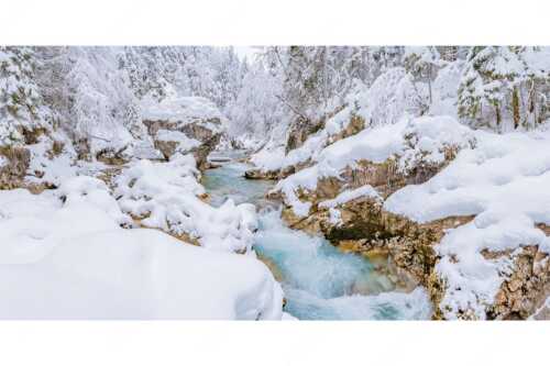 Der verschneite Rissbach zwischen Vorder- und Hinterriß - Stein der Weisen - Seitenverhältnis 2:1 - Rissbach im Karwendel - weitere Infos unter https://www.kriner-weiermann.de